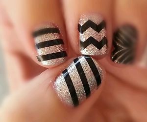 Elegant black Chevron design nail art