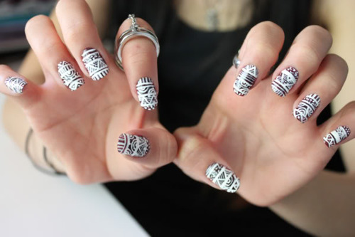 New design in black & white Classy nail art